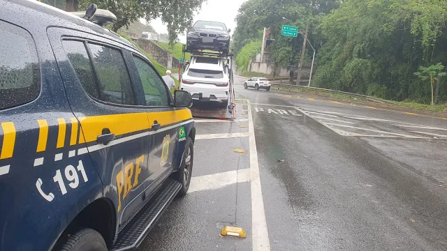 Guincho com carro roubado é flagrado na Dutra, em Porto Real