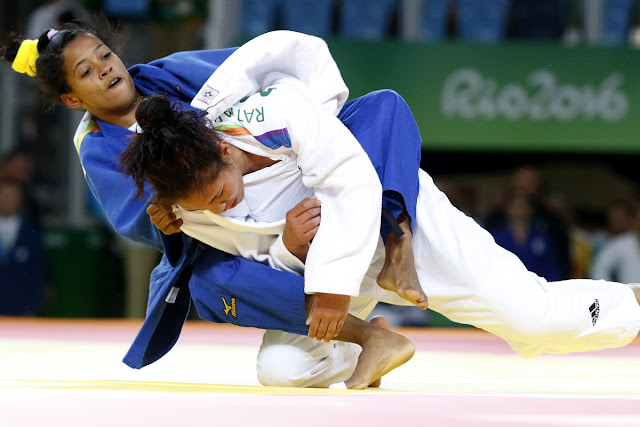 Dayaris Mestre Álvarez (azul) de Cuba, se enfrenta a  A Ratiarison (blanco) de Moldavia, en la categoría de los 48  Kg del judo femenino de los Juegos Olímpicos de Río de Janeiro, en el Arena Carioca 2, en Barra de Tijuca,  Brasil, el 6  de agosto de 2016.