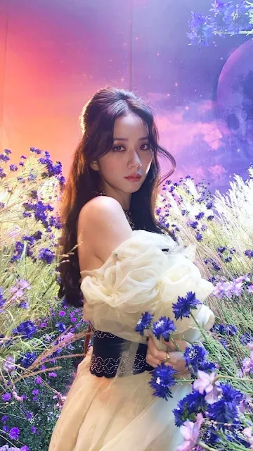 Jisoo is known to have a 4D personality, which means she is considered to have a more unique and different personality (not in a derogatory way). Other idols considered to have 4D personality are Heechul from Super Junior, Jackson from GOT7, and Jokwon from 2AM.