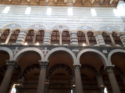 Pisa Campo dei Miracoli Storia dell'Arte Architettura Romanica Romanico in Toscana Duomo di Santa Maria Assunta interni archi matroneo