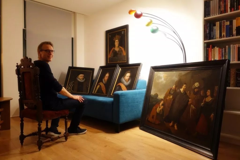 Ο Άρθουρ Μπραντ στο σπίτι του με τους κλεμμένους πίνακες του δημαρχείου.