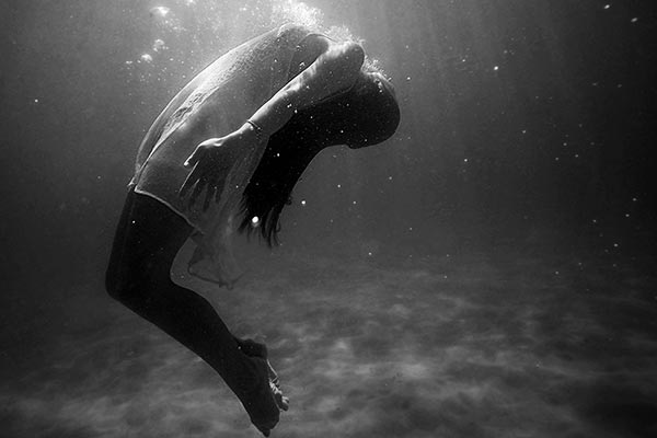 Una chica sumergida bajo el agua.