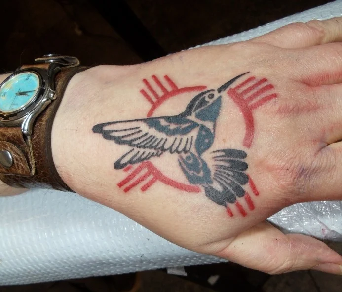 tatuajes indios colibri