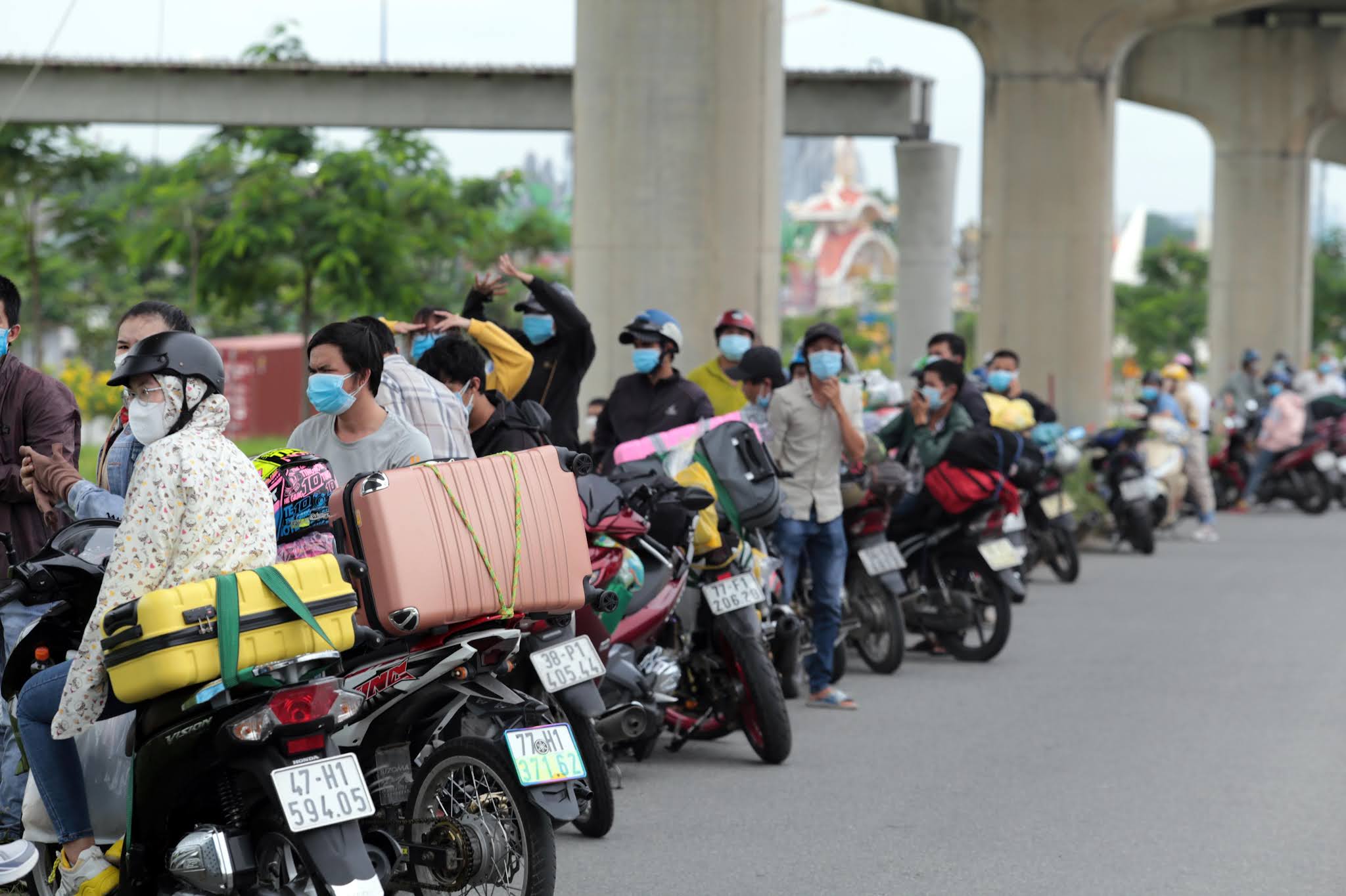Tp.HCM Hàng Trăm Người "Mắt Kẹt" Ở Các Cửa Ngõ Về Quê Tránh Dịch