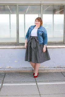 Tips de moda para mujeres plus size bajitas y con panza: combinando chaquetas y faldas