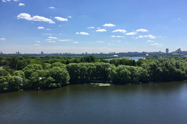 вид с Живописного моста, Москва-река, вид на садовые товарищества «Огородник» и «Речник», Нижняя улица