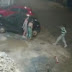 Dupla rouba carro e faz duas mulheres e criança reféns; veja vídeo