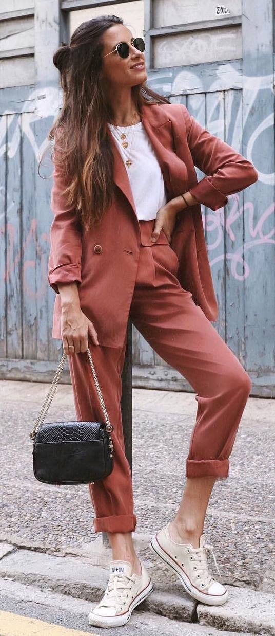 comfy outfit to wear for work : brown suit + bag + converse + white tee