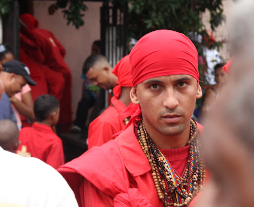 Hombre joven en el día de Corpus Christi en San Francisco de Yare, Municipio Bolivar, Miranda Venezuela