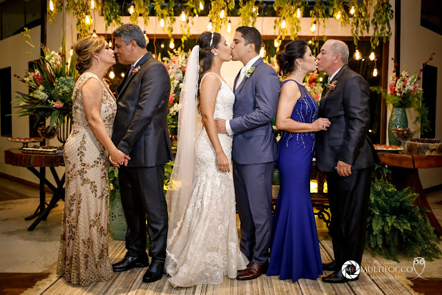 Sítio Geranium, Hyathama Pires, Multifocco, Leilah Cerqueira, casamento a céu aberto, casamento rústico, boho, decoração de casamento, decoração colorida, fotos românticas, foto com madrinhas, madrinhas iguais, Foto com padrinhos, noiva, noivo, mesa do bolo, pais