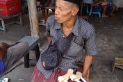 Pak Tua asal Kopang ini Mengemis di Mataram dalam Kondisi Lumpuh