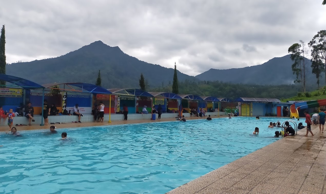 Taman rekreasi aw strawberry water park kertasari kabupaten bandung