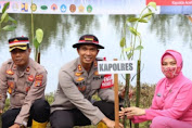 Kapolres Bersama Pejabat Forkopimda Tanam Pohon Mangrove di Pantai Seunagan Nagan Raya