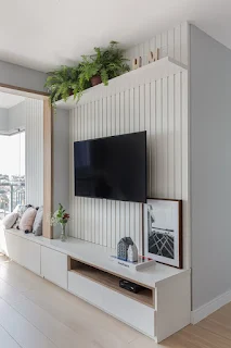 Painel ripado branco instalado em sala de estar pequena