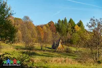 Trojak / Kykul'a to graniczny szczyt między Polską i Słowacją, popularny w intrenecie za sprawą ogromnej "ławki zakochanych" z sielskim widokiem na szeroką polanę oraz znane górskie szczyty. W dodatku prowadzi na niego przyjemna i niewymagająca górska pętla, której opis znajdziecie w niniejszym wpisie.