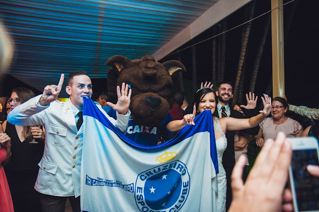 Raposão e noivos segurando bandeira do Cruzeiro