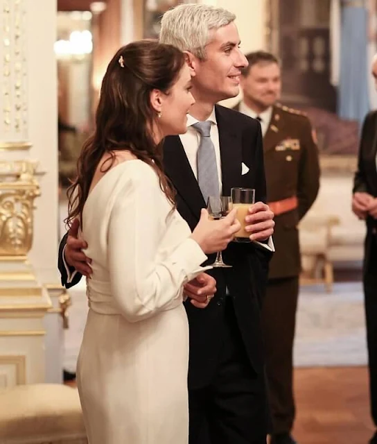 Princess Alexandra wore an ecru outfit by Valentino. Maria Teresa wore a pink top by Natan. Princess Claire