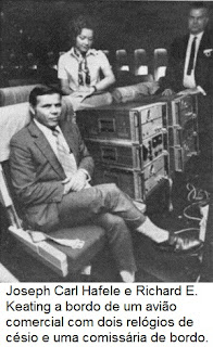 Joseph Carl Hafele e Richard E. Keating a bordo de um avião comercial com dois relógios de césio e uma comissária de bordo.