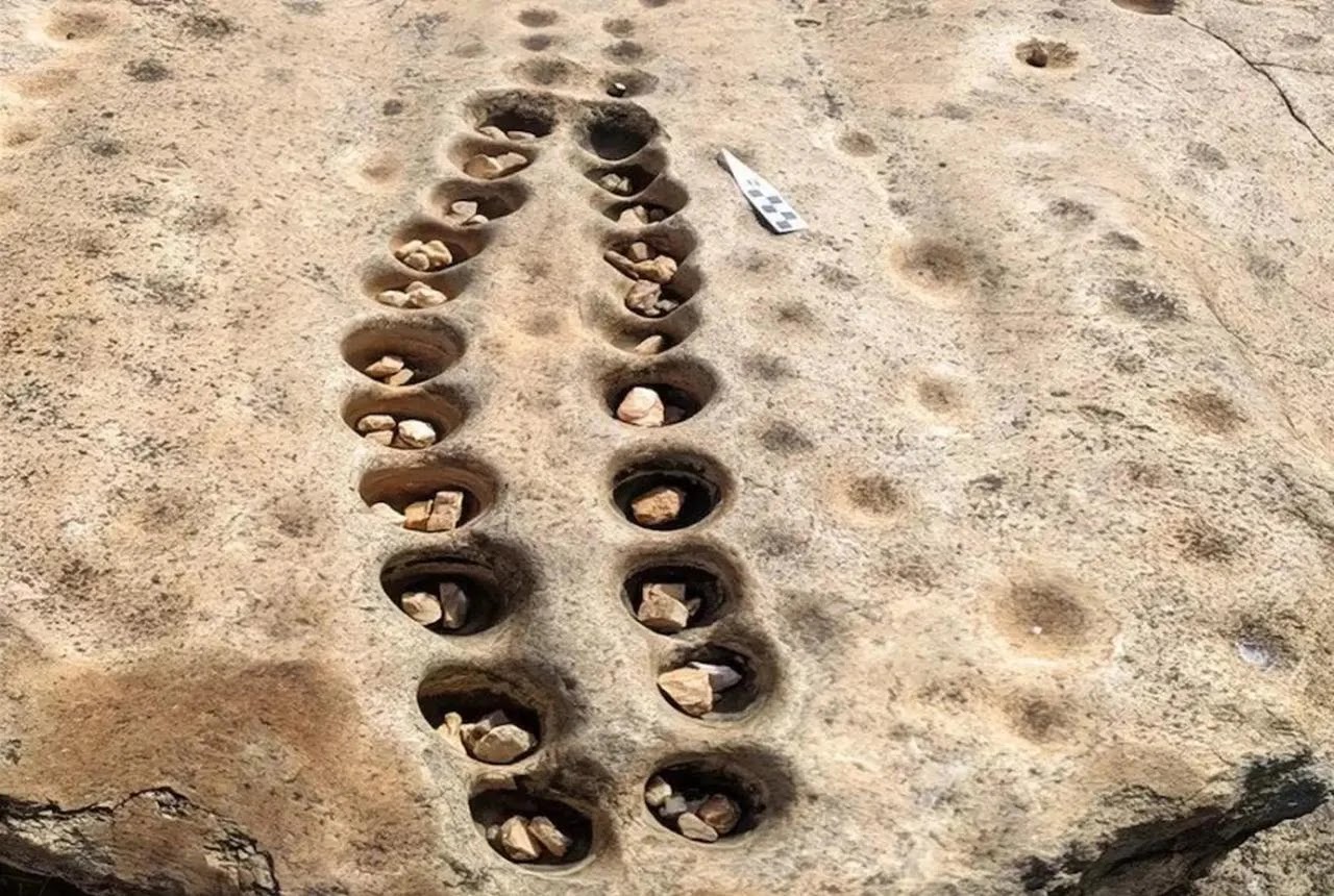 Η αρχαιολόγος του Γέιλ, Veronica Waweru, ανακάλυψε μια «σειρά» από πίνακες παιχνιδιών Mancala λαξευμένους σε βράχους στα υψίπεδα της Κένυας. [Credit: Veronica Waweru]