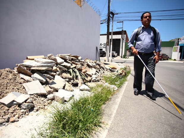 Resultado de imagem para imagens pessoas cegas caminhando na calçada esburacada