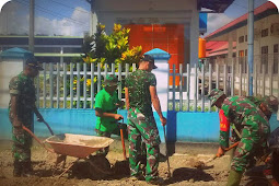 Anggota TNI Bersihkan Lubang Parit Serapan Air di RSUD Biak