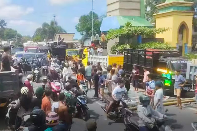 Buntut tarif pajak, ratusan sopir blokade jalan