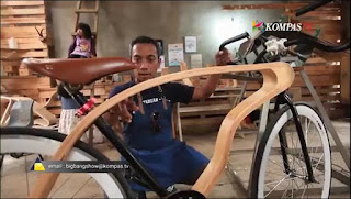Sepeda Unik Berbahan Kayu. Butuh waktu 6 bulan untuk riset dan megnerjakan sepeda kayu Kayu Karet dipilih karena tingkat kelenturan dan kekuatannya yang tinggi. Kreator Sepeda Kayu. Sepeda listrik dijual Rp. 11 juta dan sepeda biasa Rp. 5 juta.