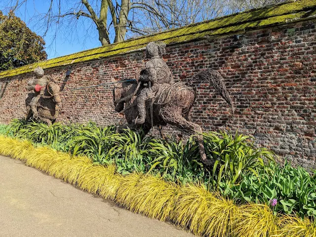 Sculptures of knights jousting in Hampton Court Palace Gardens