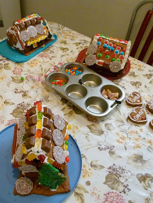 Lebkuchenhaus mit Kindern dekorieren
