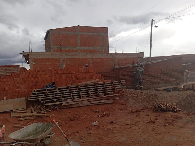 Baufortschritt in Pampa Colorada Bolivien. Der tägliche Regen behindert die Arbeit sehr.