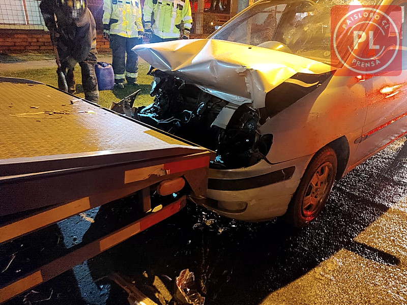 Accidente en Osorno: Automóvil choca contra una grúa estacionada