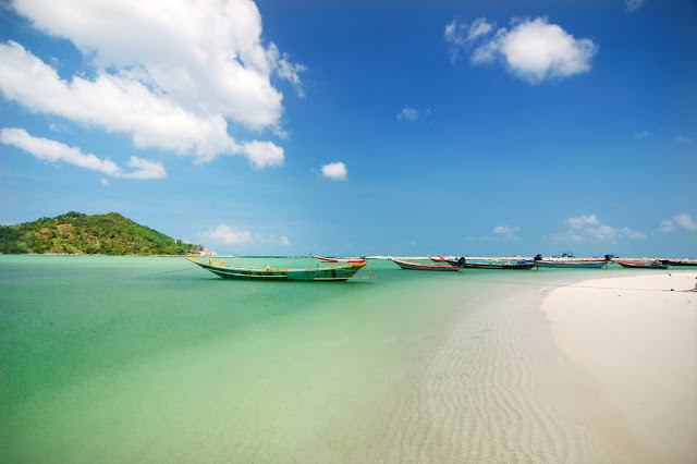 Wisatawan meninggalkan pulau-pulau Thailand saat Badai Tropis menjulang