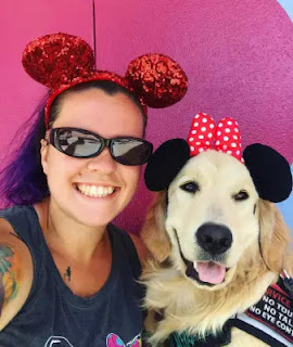 Una perra de servicio Golden Retriever es fan de los personajes de Disney
