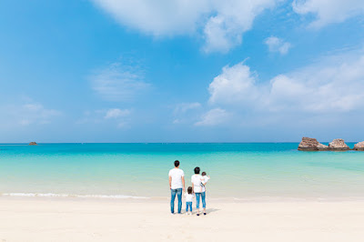 沖縄の海でファミリーフォト