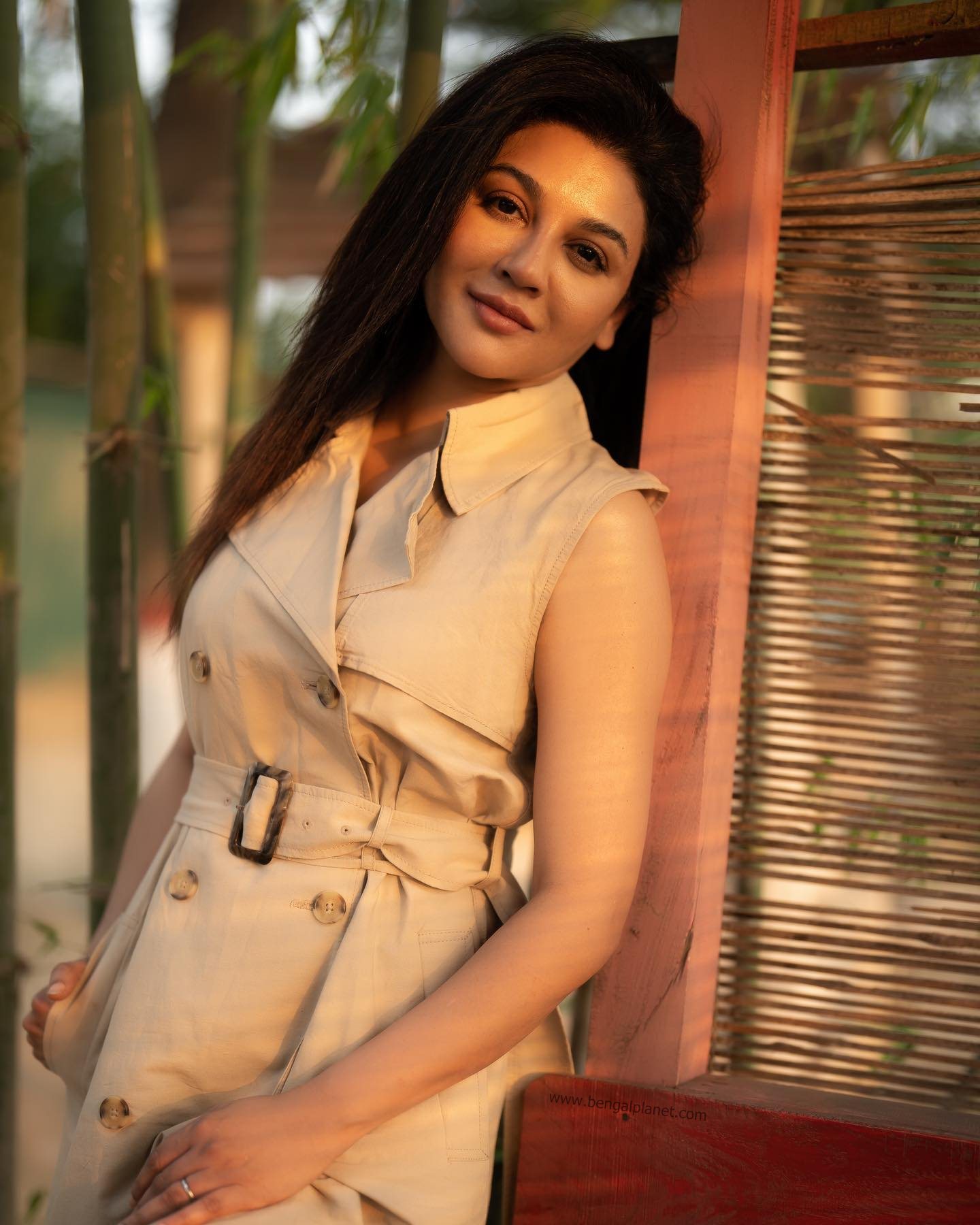 Actress-Jaya-Ahsan-stunning-photos-in-a-sleeveless-trench-coat-18-Bengalplanet.com