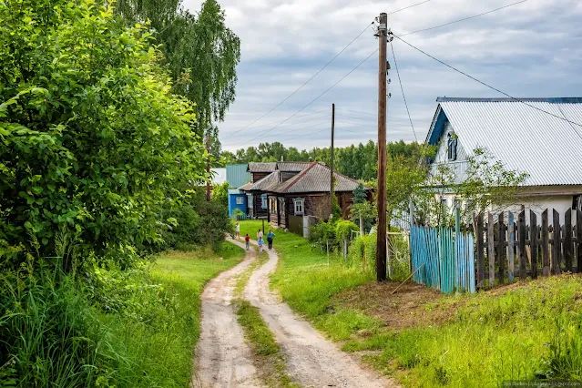 Дети играют на деревенской улице