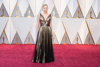 charlize theron oscar kirmizi hali