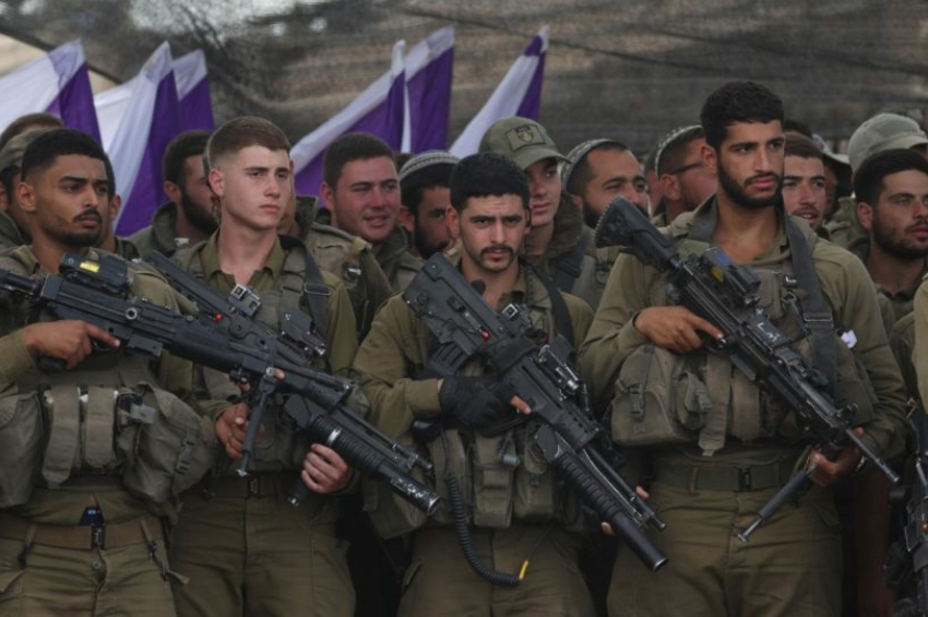 Soldados israelenses na fronteira do país com a Faixa de Gaza | Foto: EFE/EPA/ABIR SULTAN