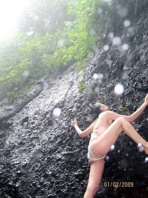 Tante rahmi di air terjun