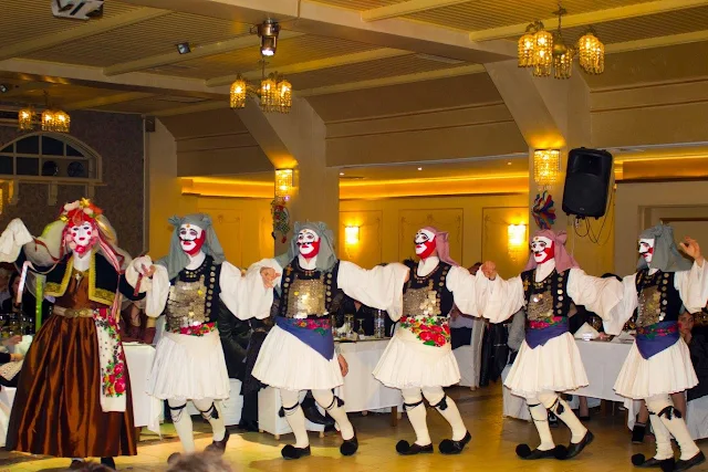 Αναβίωσαν το έθιμο των «γενίτσαρων και της μπούλας» στον αποκριάτικο χορό του Επιμορφωτικού Συλλόγου της Αγίας Τριάδας