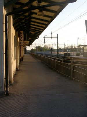 Perrongen vid Höörs järnvägsstation, med stationsskylten. foto: Reb Dutius