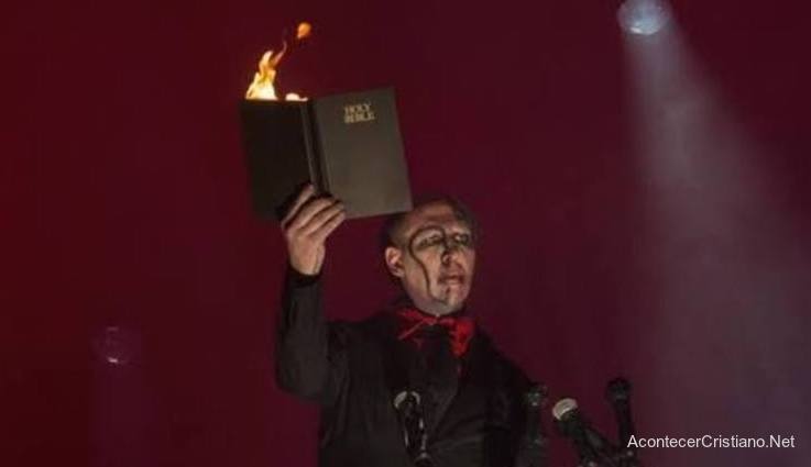 Rockero Marilyn Manson quema Biblia 