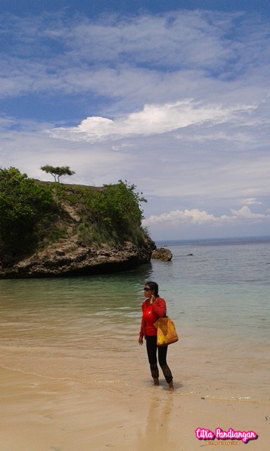 cara menuju pantai pink beach