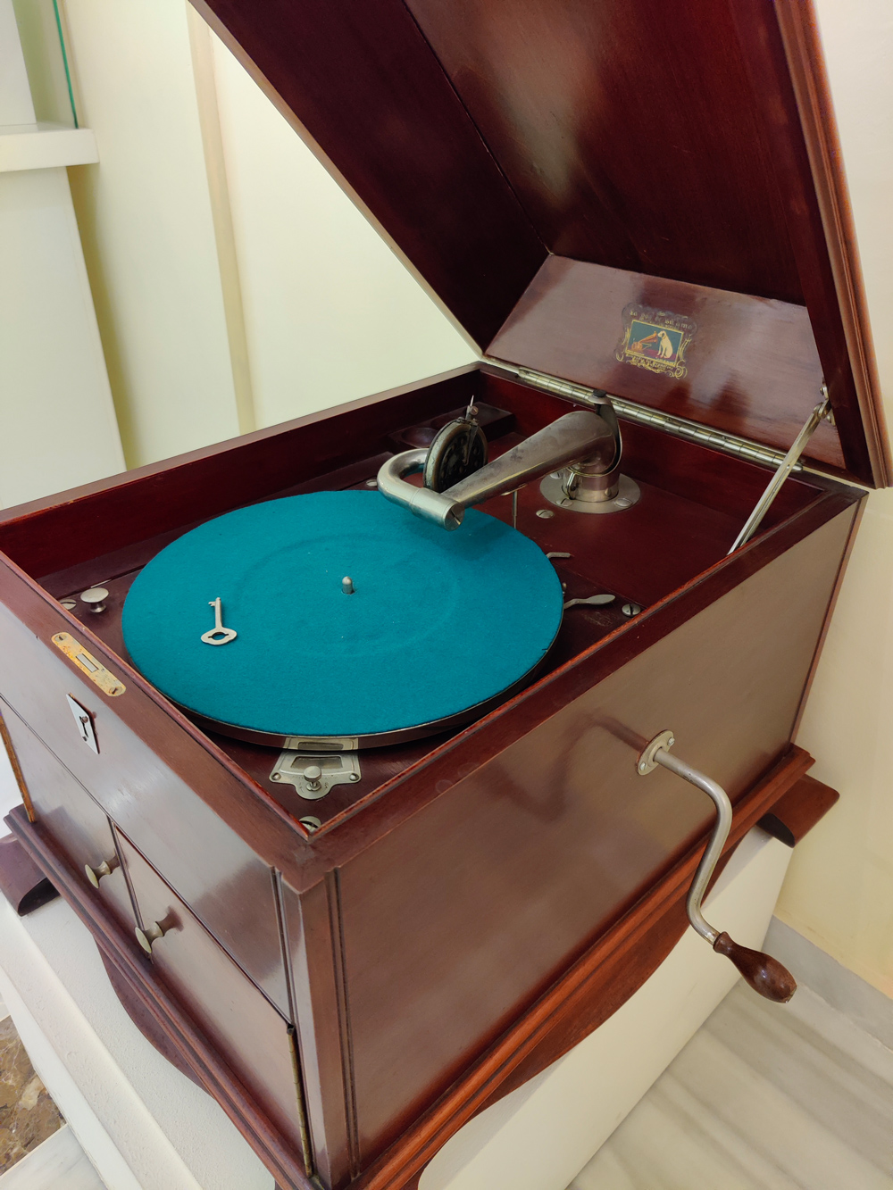 Phonographe classique dans un meuble