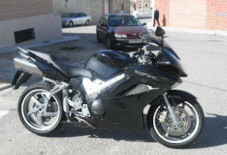 moto de fieltro personalizada Honda VFR gris y negra