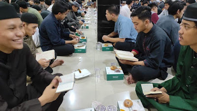 Tebar Iftar Nusantara, Wahdah Inspirasi Zakat Salurkan Takjil Buka Puasa Bagi Calon Dai