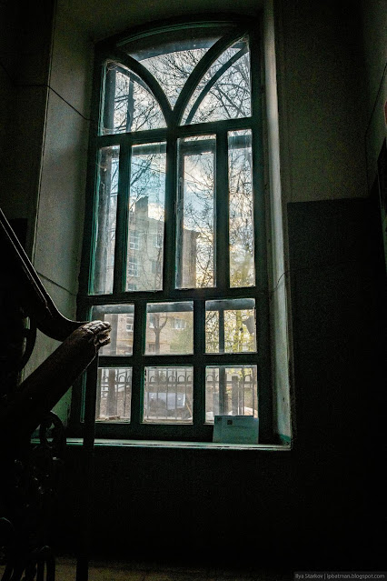 Вычурное деревянное окно