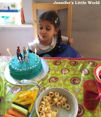 Child with simple Frozen birthday cake