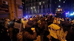   Η απαγόρευση κυκλοφορίας στη Νάπολη της Ιταλίας, ως μέτρο περιορισμού της διασποράς του κορωνοϊού, προκάλεσε τις διαμαρτυρίες των κατοίκων...