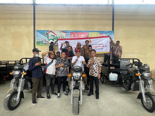Ir.KRT Darori Wonodipuro serahkan Bantuan Sepeda Motor Roda Tiga untuk Kelompok Tani di Kebumen